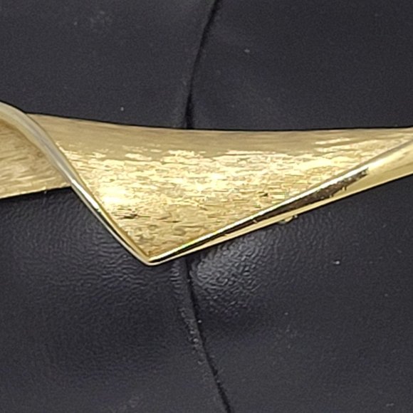 Vintage Trifari Gold Tone Slender Brooc - Picture 7 of 7